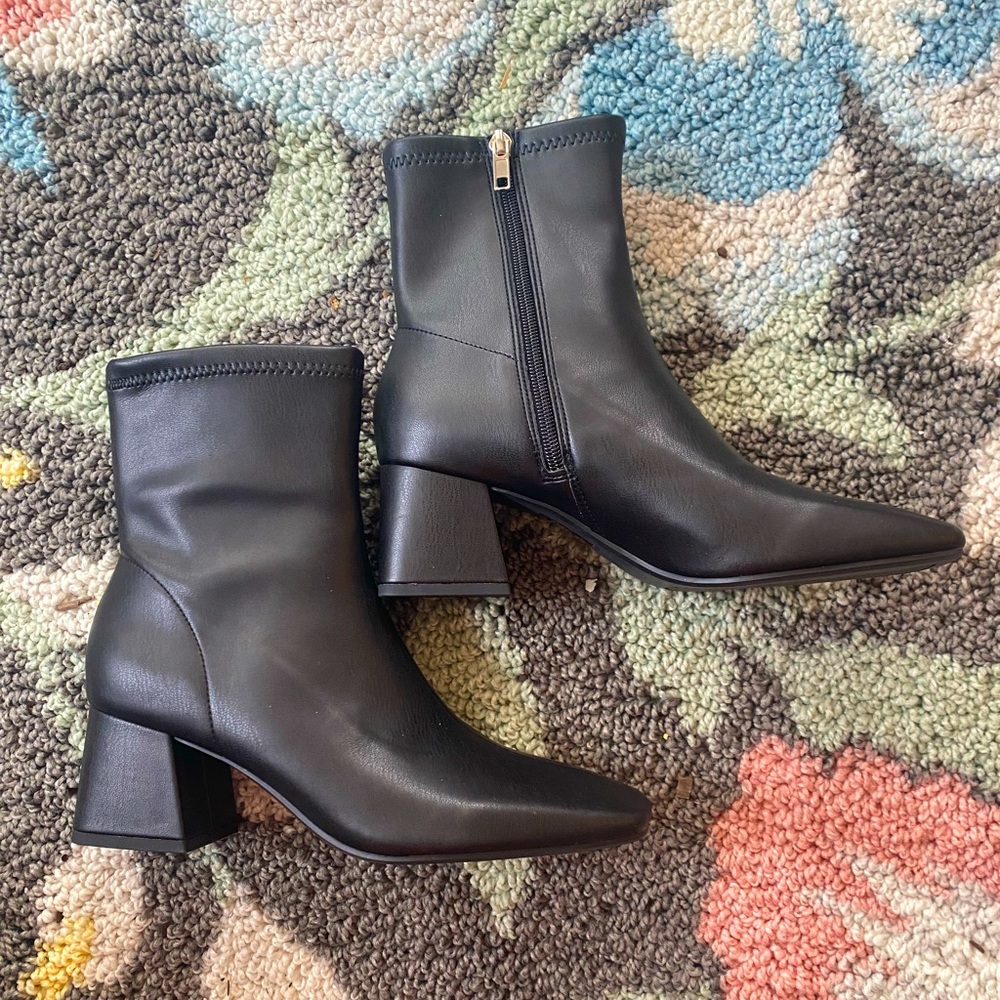 Black chunk heel boots